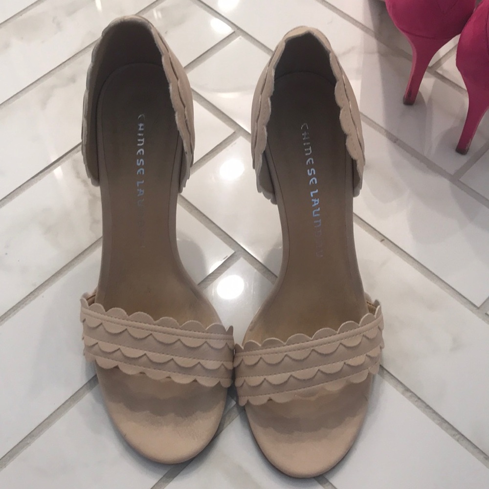 Chinese Laundry Nude scalloped heels